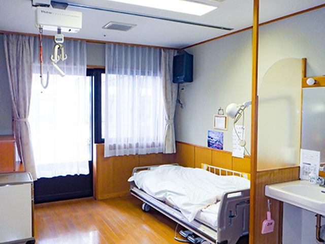 開放感のある居室 居室 自然光が差し込む広々とした居室です。快適なベッドスペースで、リラックスできます。