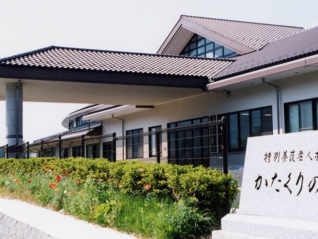 自然豊かな外観 外観 広々とした佇まいで、緑に囲まれております。安心して働くことができる環境です。