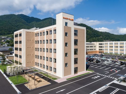 山あいに建つ施設外観  