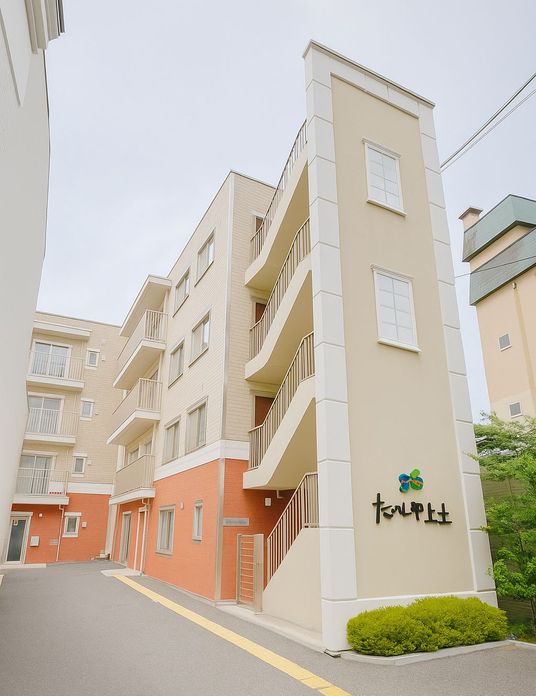 落ち着いた建物の外観