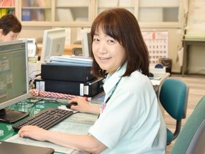 笑顔のスタッフと事務机のロビー  