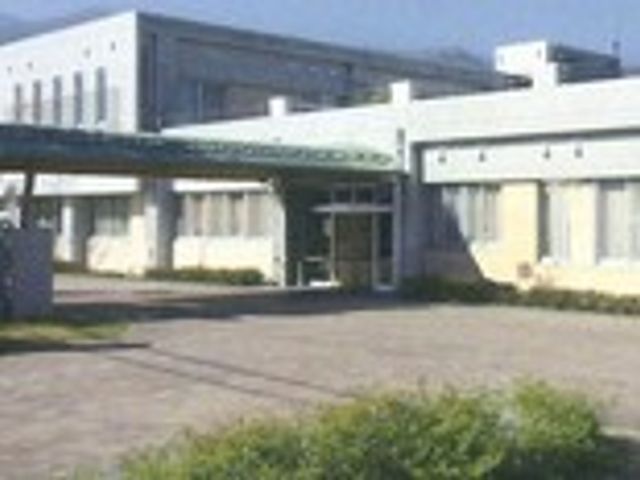 緑に囲まれた建物外観 外観 自然に囲まれた広々とした建物です。落ち着いた雰囲気で働ける環境を提供します。