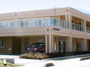 駐車場付きの建物外観  