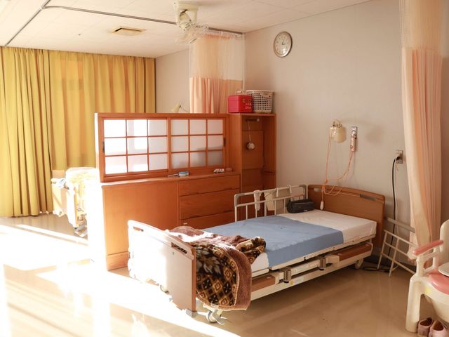 明るい光の居室 居室 広々とした明るい空間で、快適に過ごせます。自然光が部屋全体を照らし、心地よい環境です。