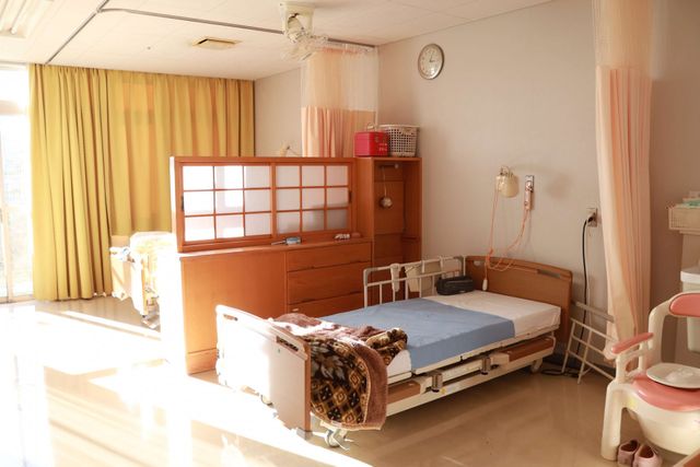 明るい光の居室 居室 広々とした明るい空間で、快適に過ごせます。自然光が部屋全体を照らし、心地よい環境です。