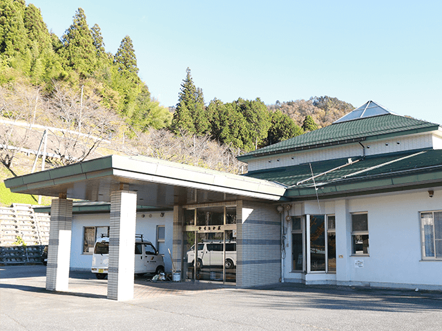 緑豊かな建物の外観 外観 豊かな緑に囲まれた落ち着いた場所で、ゆったりとした時間を提供します。