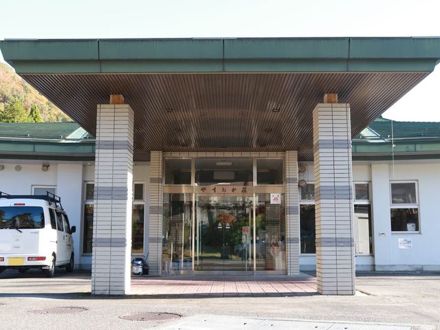 広々としたエントランス エントランス   自然光が差し込む広々としたエントランスです。快適に訪れる方を迎えられます。