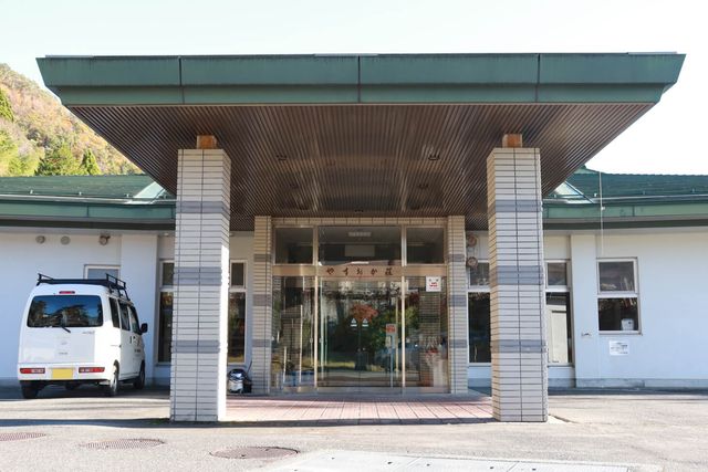 広々としたエントランス エントランス   自然光が差し込む広々としたエントランスです。快適に訪れる方を迎えられます。