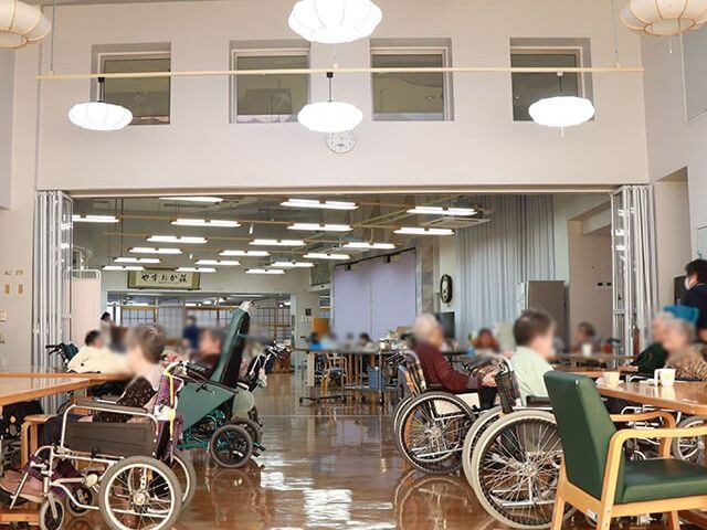 広々としたエントランス エントランス 車椅子でも快適に利用できる広々としたエントランスは、明るい光が差し込む設計です。