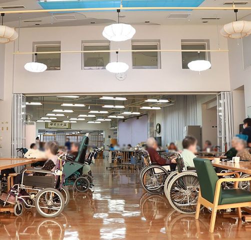 広々としたエントランス エントランス 車椅子でも快適に利用できる広々としたエントランスは、明るい光が差し込む設計です。