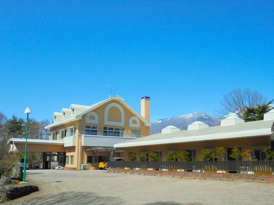 山の見える施設外観  