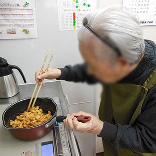 調理中の人物 キッチン