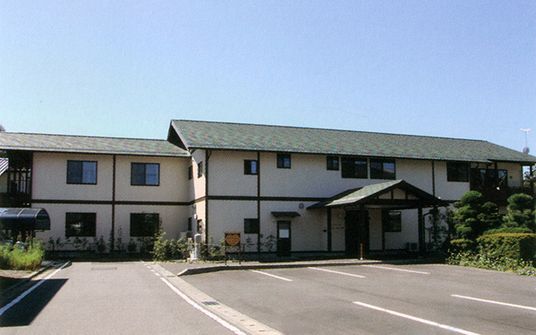 駐車場の広い外観