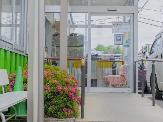 明るい玄関前の通路  