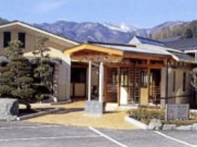 木造の建物外観 外観 緑に囲まれた落ち着いた雰囲気の建物です。山々を背景にした自然豊かな環境が魅力です。