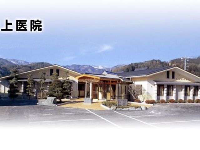 施設の外観です 外観   山を背景にした平屋建ての建物です。落ち着いた雰囲気で、就業先としても親しみやすい印象です。