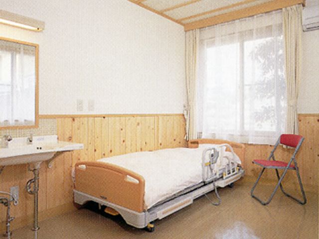 日差しが入る居室 居室 木の温もりを感じる明るい居室です。自然光が差し込み、快適な環境を提供します。