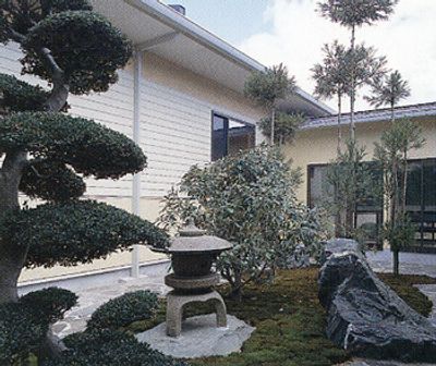 穏やかな庭の中庭