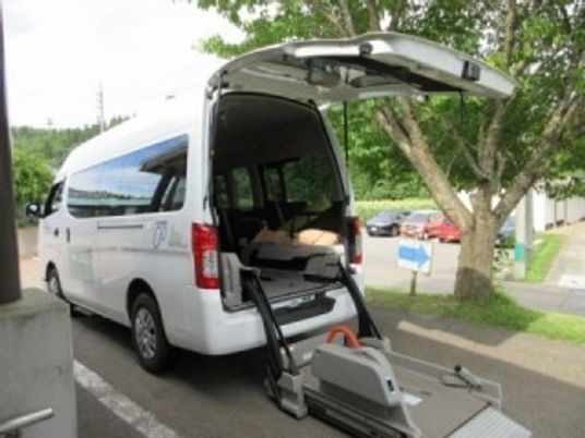 送迎車の後部と歩行器  