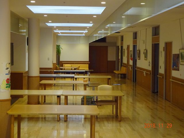 広々とした廊下 廊下 奥行きのある廊下は、自然光が入り明るい雰囲気です。木の温もりが感じられる空間です。