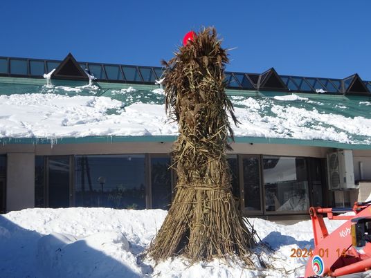 雪囲いのある建物外観  