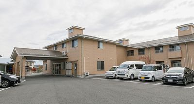 駐車場がある建物外観