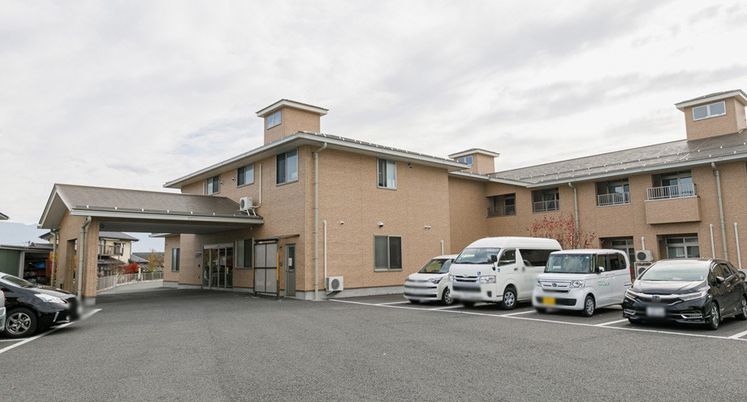 駐車場がある建物外観