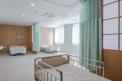 ベッドが並ぶ居室