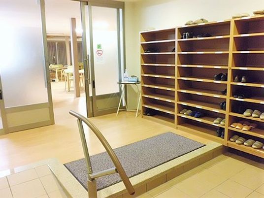 玄関の靴箱と手すり