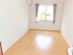 明るい居室の様子