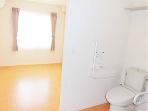 明るいトイレ付き居室