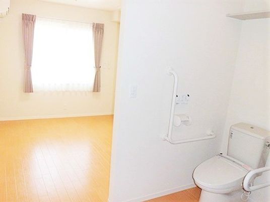明るいトイレ付き居室
