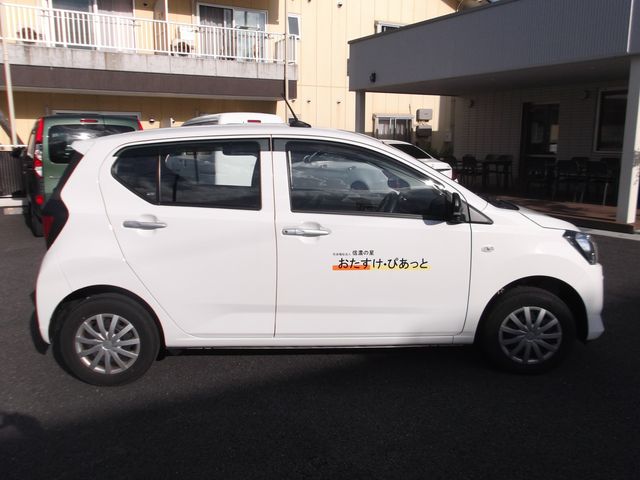 駐車場の外観 外観 施設の外観です。駐車場には送迎車が停まっています。