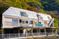山に囲まれた建物の外観
