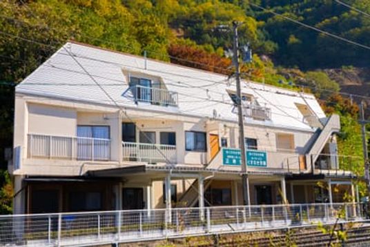 山に囲まれた建物の外観