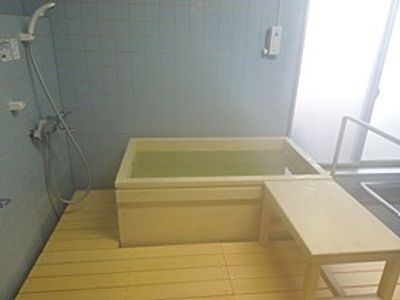 明るい浴槽の空間