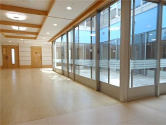 光が降り注ぐ廊下