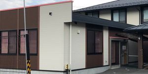 モダンな外観の建物