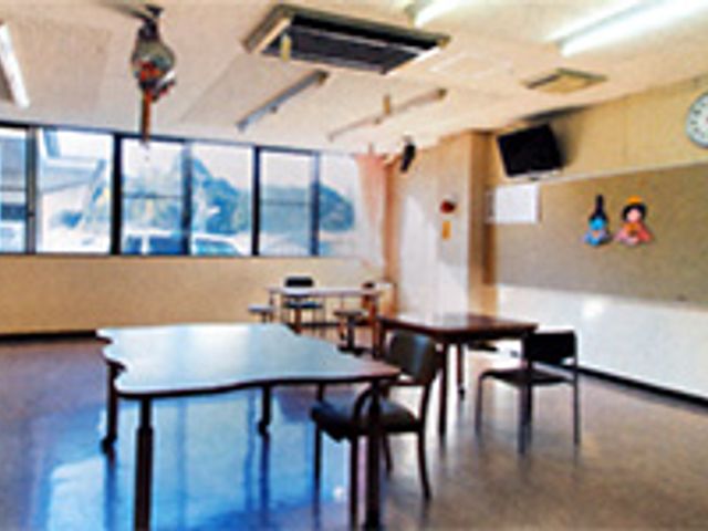 明るい室内の多目的室 多目的室 自然光が降り注ぐ広々とした空間です。柔軟に利用可能なテーブル配置で、様々な活動に最適です。