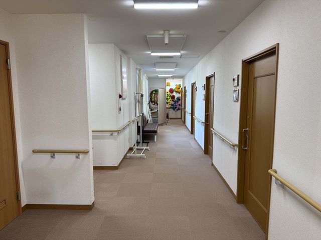 明るい廊下 廊下 手すりが設置された明るく広い廊下です。快適な移動ができる空間になっています。