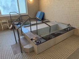 浴槽と手すりのある浴室