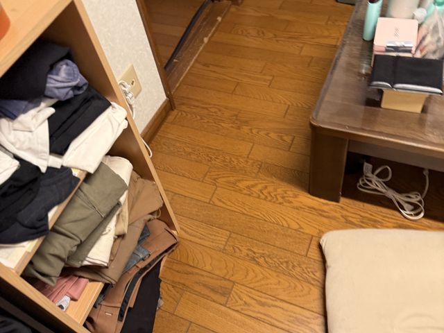 整理整頓された居室 居室 木目調の床と整理整頓された収納スペースが特徴の居室です。働く環境として意識的な整頓がされています。