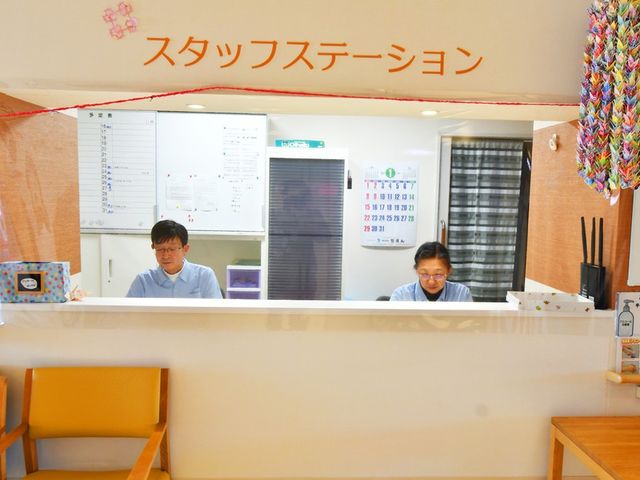 スタッフがいる受付 フロント スタッフが安心して対応できる受付です。明るい雰囲気の中、どんな相談にも親身に乗ります。