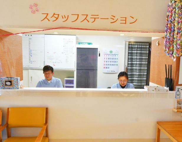 スタッフがいる受付 フロント スタッフが安心して対応できる受付です。明るい雰囲気の中、どんな相談にも親身に乗ります。
