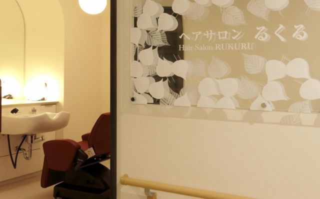 理美容室の一角 理美容室 快適な理美容室では、利用者様がリラックスしてサービスを受けられます。スムーズな動線で安心です。