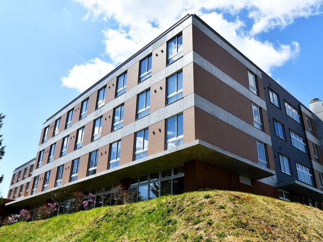 青空と建物の外観 外観 光が差し込む建物の外観です。開放的な雰囲気が魅力です。