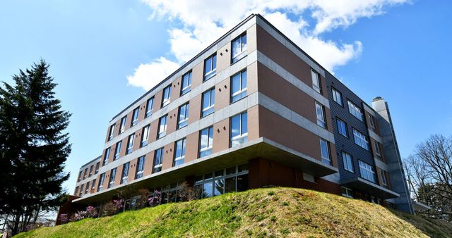 青空と建物の外観 外観 光が差し込む建物の外観です。開放的な雰囲気が魅力です。