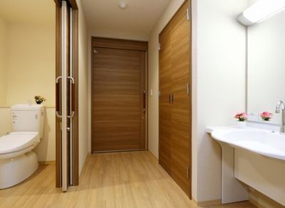 明るいトイレと洗面台