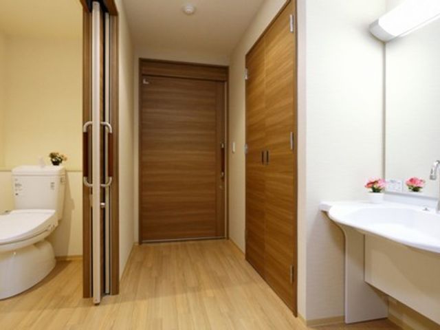 明るいトイレと洗面台 トイレ 広々とした空間に、明るい照明が快適なトイレと洗面台のエリアです。実用的な配置になっています。