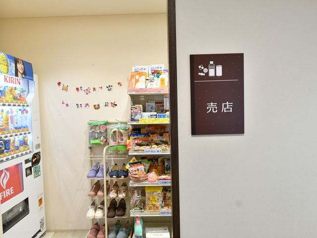 商品の並ぶ売店 売店 品ぞろえ豊富なスペースでは、日用品や飲み物が手軽に購入できます。